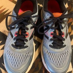 New Balance women’s 360 tennis shoes